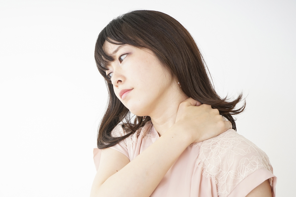 首に違和感を抱える女性