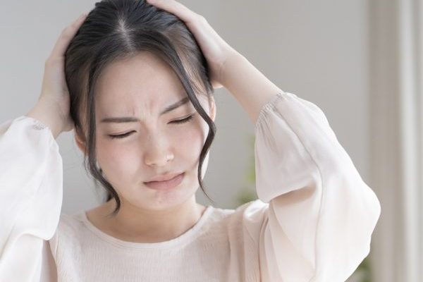 頭を抱える女性